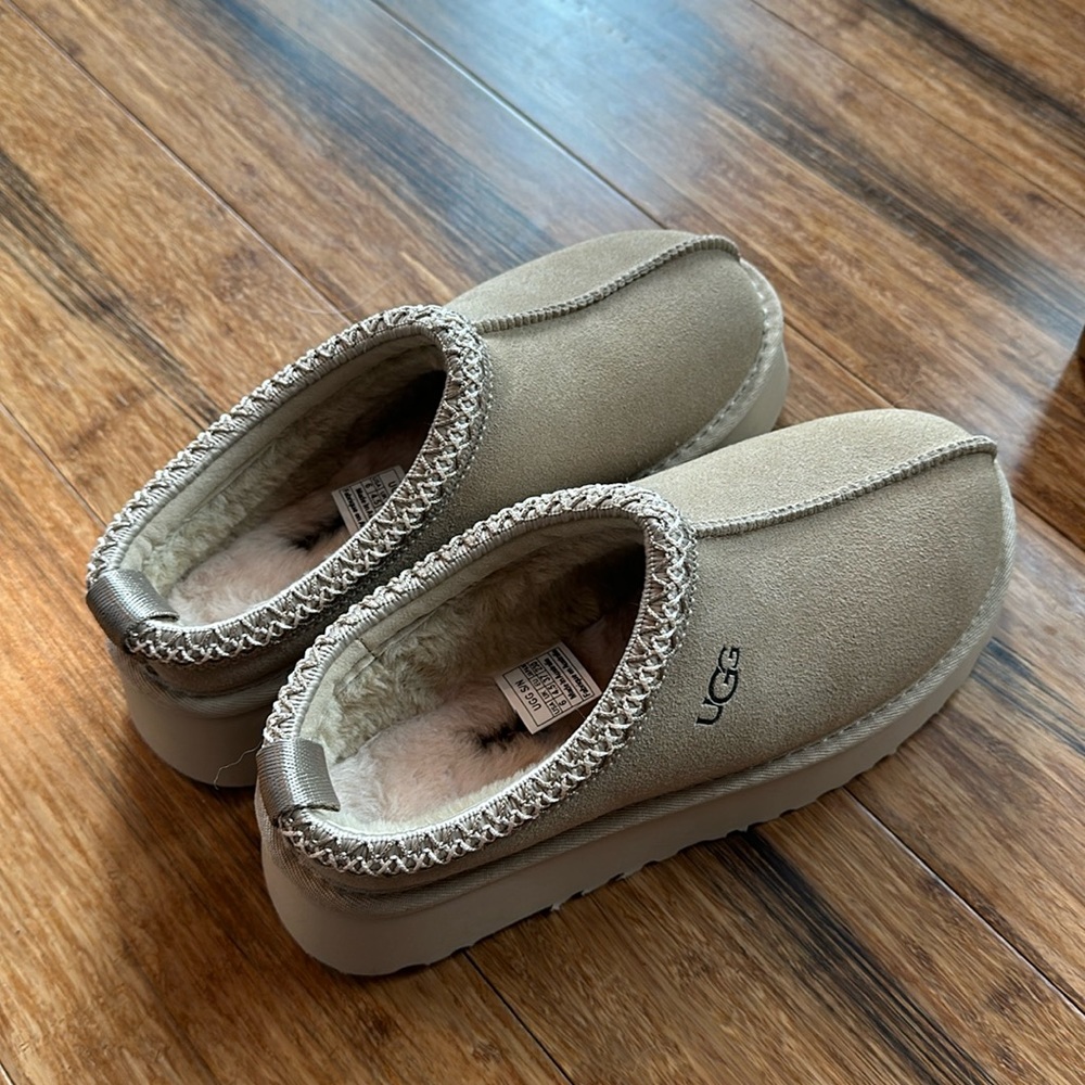 New in the box UGG women’s Tasman Slippers